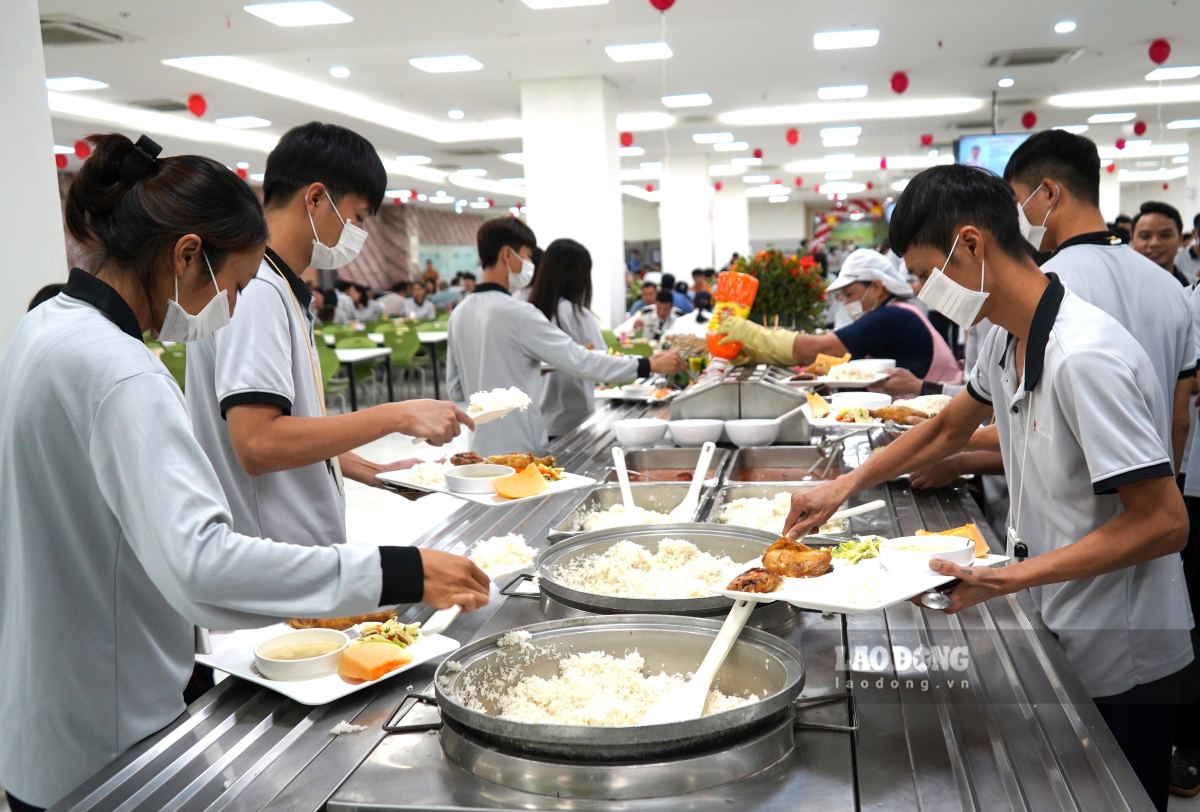 Through dialogues at workplaces, many regimes and benefits for workers in Hai Phong have been improved. Photo: Mai Dung