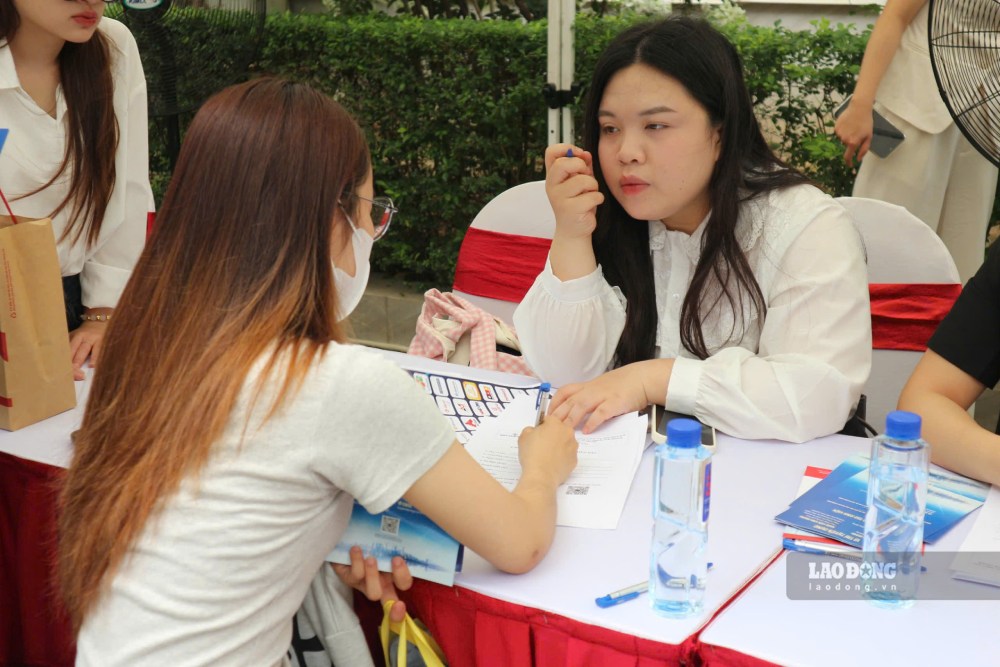 There will be 50 businesses participating in recruitment at the thematic job fair organized by the Hanoi Employment Service Center. In the photo, workers looking for jobs at the job fair. Photo: Quynh Chi