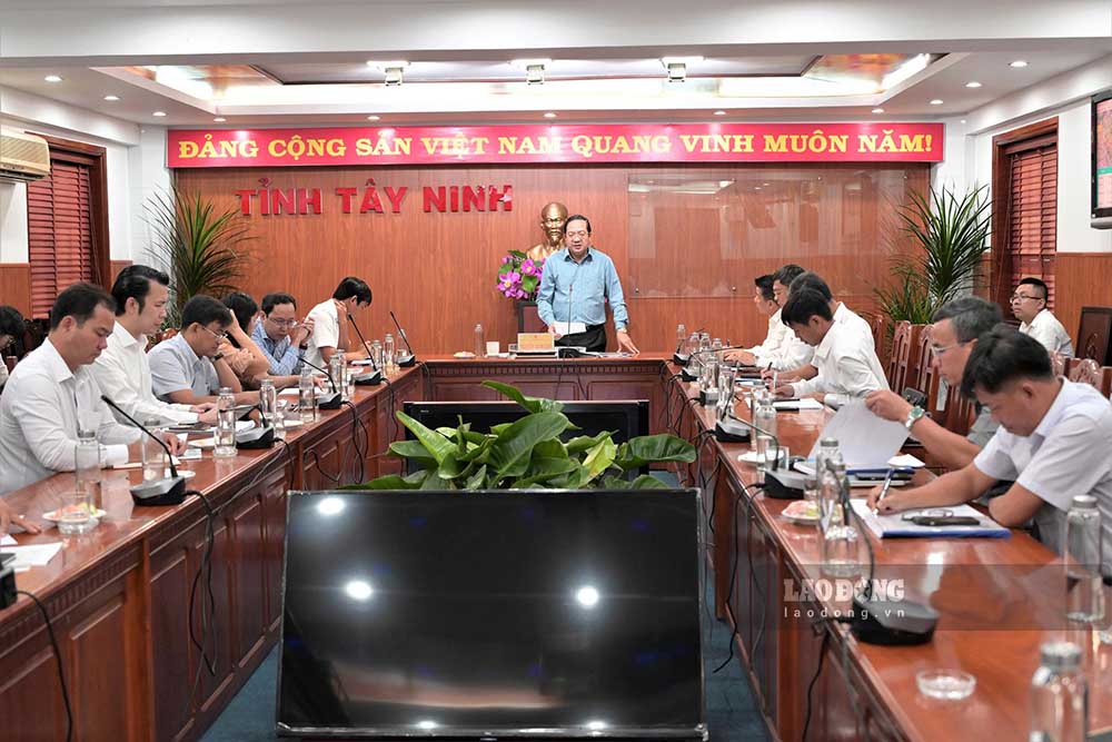 Ông Nguyễn Minh Lâm - Phó Chủ tịch UBND tỉnh Tây Ninh chủ trì buổi thẩm định cao tốc Gò Dầu - Xa Mát. Ảnh: Huỳnh Du