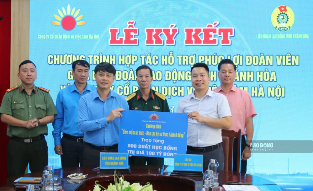 500 scholarships open up vocational training opportunities for children of workers and union members in Khanh Hoa. Photo: Phuong Linh