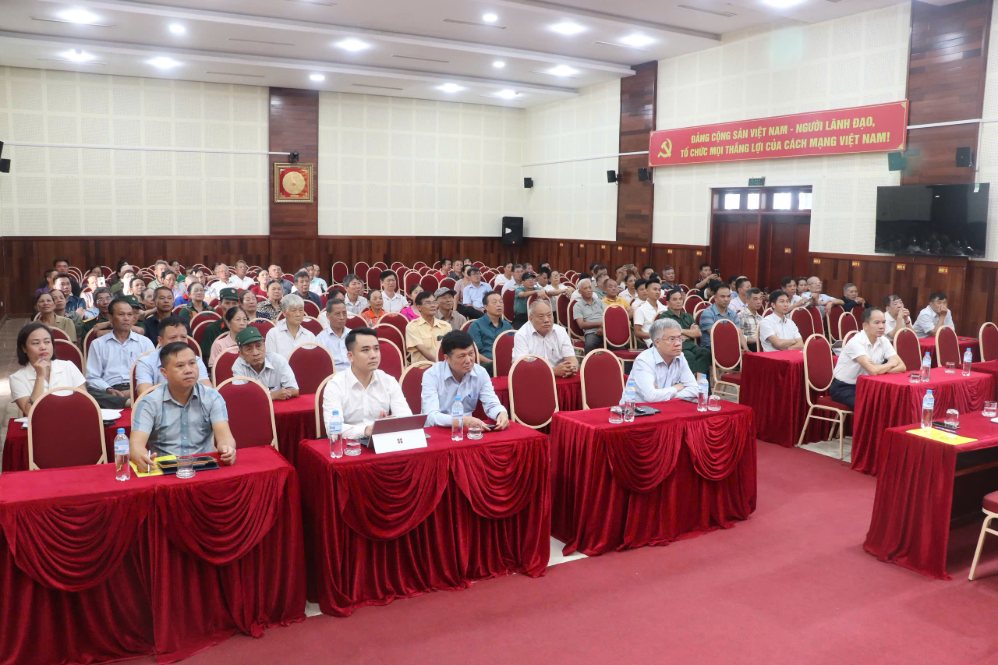 Xã Phù Đổng tổ chức hội nghị lấy ý kiến cộng đồng dân cư đối với dự án thành phần 2 - dự án đầu tư xây dựng tuyến đường sắt Lào Cai - Hà Nội - Hải Phòng. Ảnh: Trang thông tin điện tử xã Phù Đổng