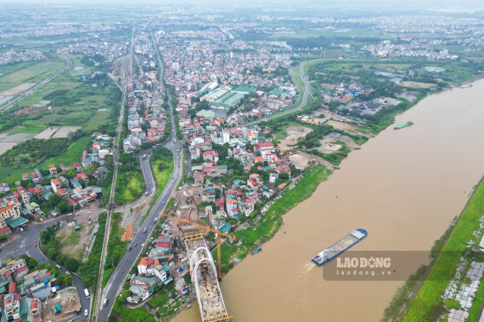 The Lao Cai - Hanoi - Hai Phong railway line passing through Phu Dong commune (Hanoi) is 12.2 km long. Photo: Song Huu