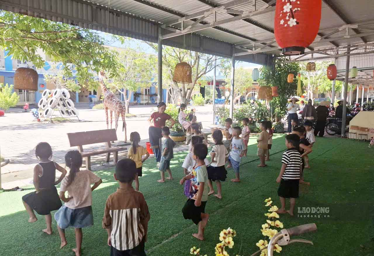 Tập văn nghệ chuẩn bị cho ngày khai giảng. Ảnh: Trần Tuấn