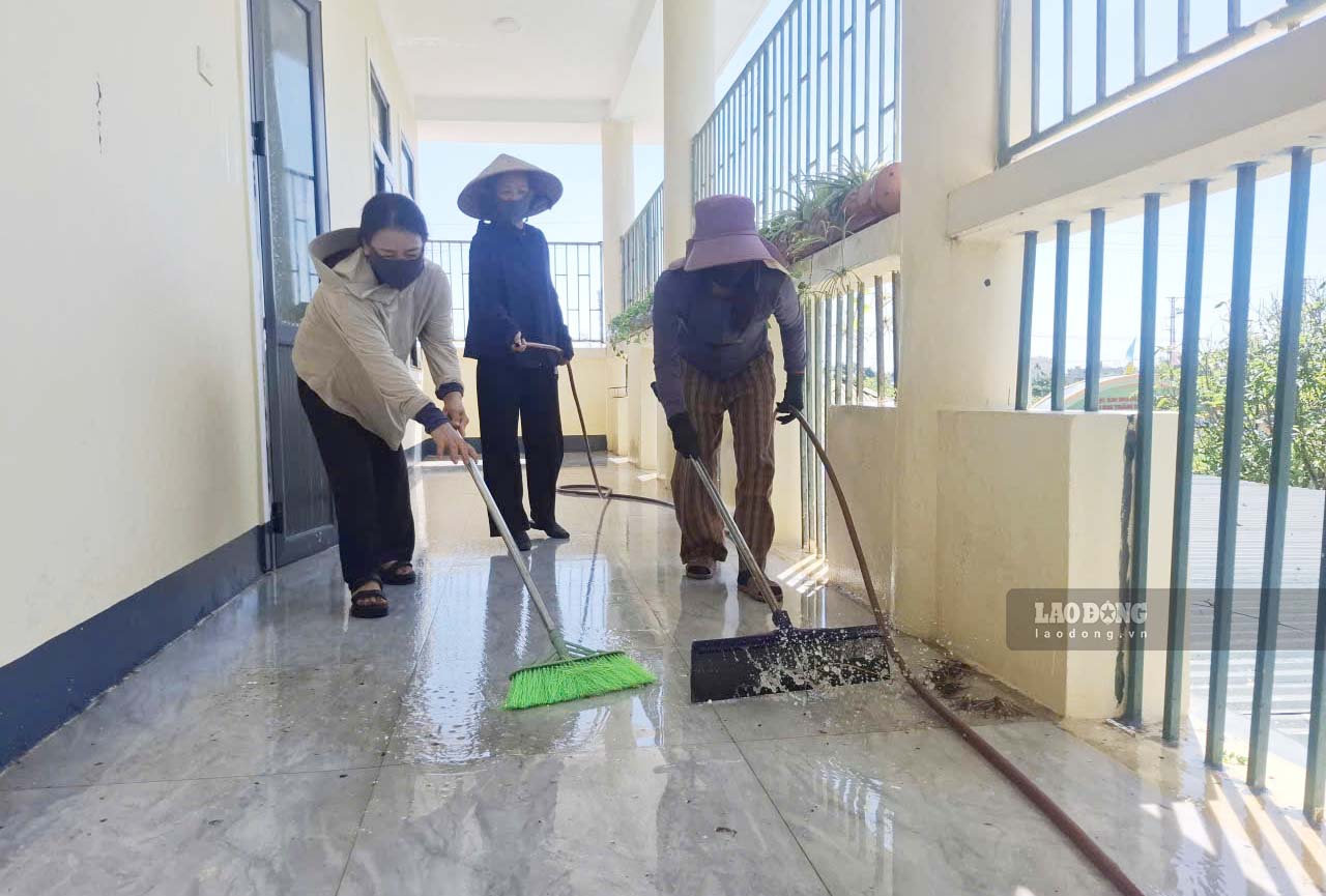 Các cô giáo đang lau nền nhà trước các lớp học. Ảnh: Trần Tuấn