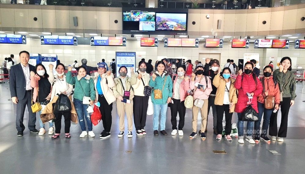 Niềm vui của lao động miền núi Đà Nẵng sau chuyến làm việc thời vụ tại Hàn Quốc. Nhiều người tích lũy được vốn, kinh nghiệm để trở về lập nghiệp. Ảnh: Nguyễn Hoàng