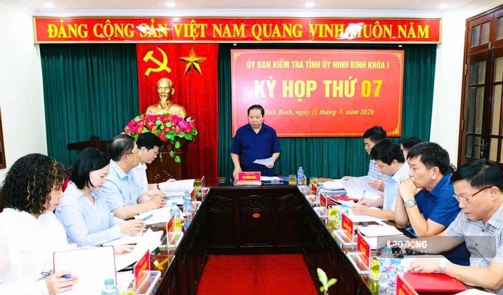 The Ninh Binh Provincial Party Committee's Inspection Committee held its 7th meeting on August 12 to consider the report proposing disciplinary action against some violating party members. Photo: Nguyen Truong