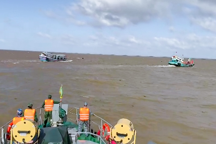 BP ship 18-12-01 of the Border Guard Flotilla and Thien Phat ship, number BT 96979 TS approached the distressed fishing vessel AG 96220 TS and carried out rescue measures. Photo: Military Region 9 provided