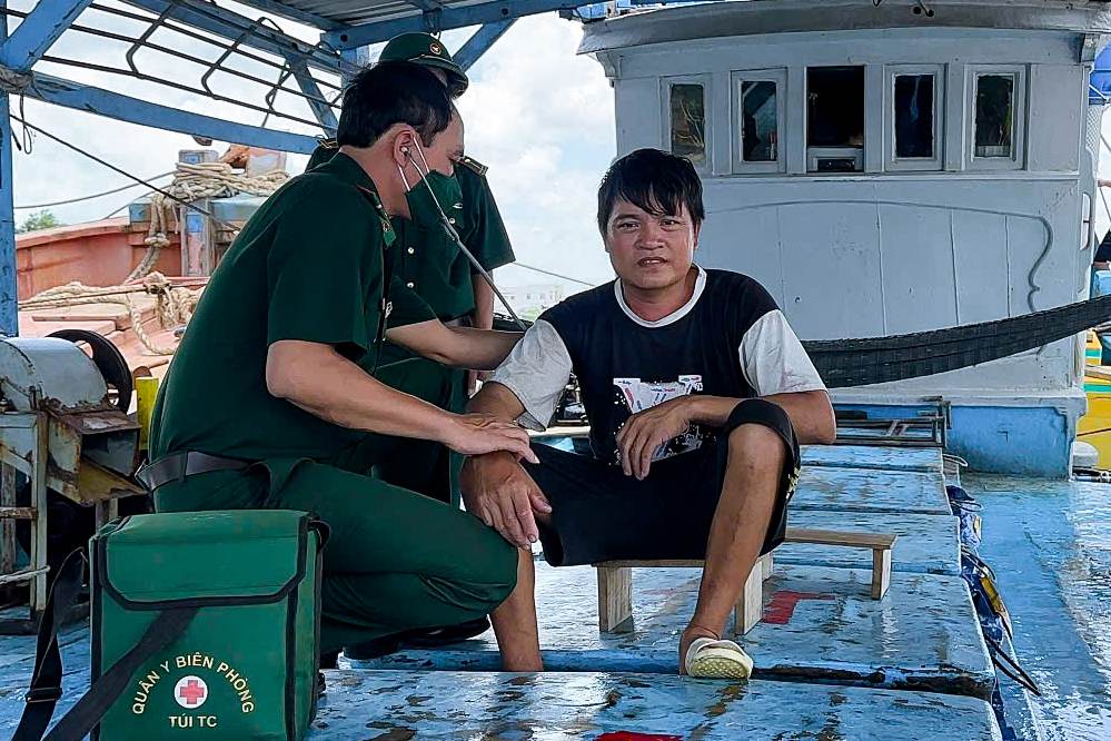 Quân y Hải đội Biên phong thăm khám sức khỏe cho các ngư dân. Ảnh: Quân khu 9 cung cấp