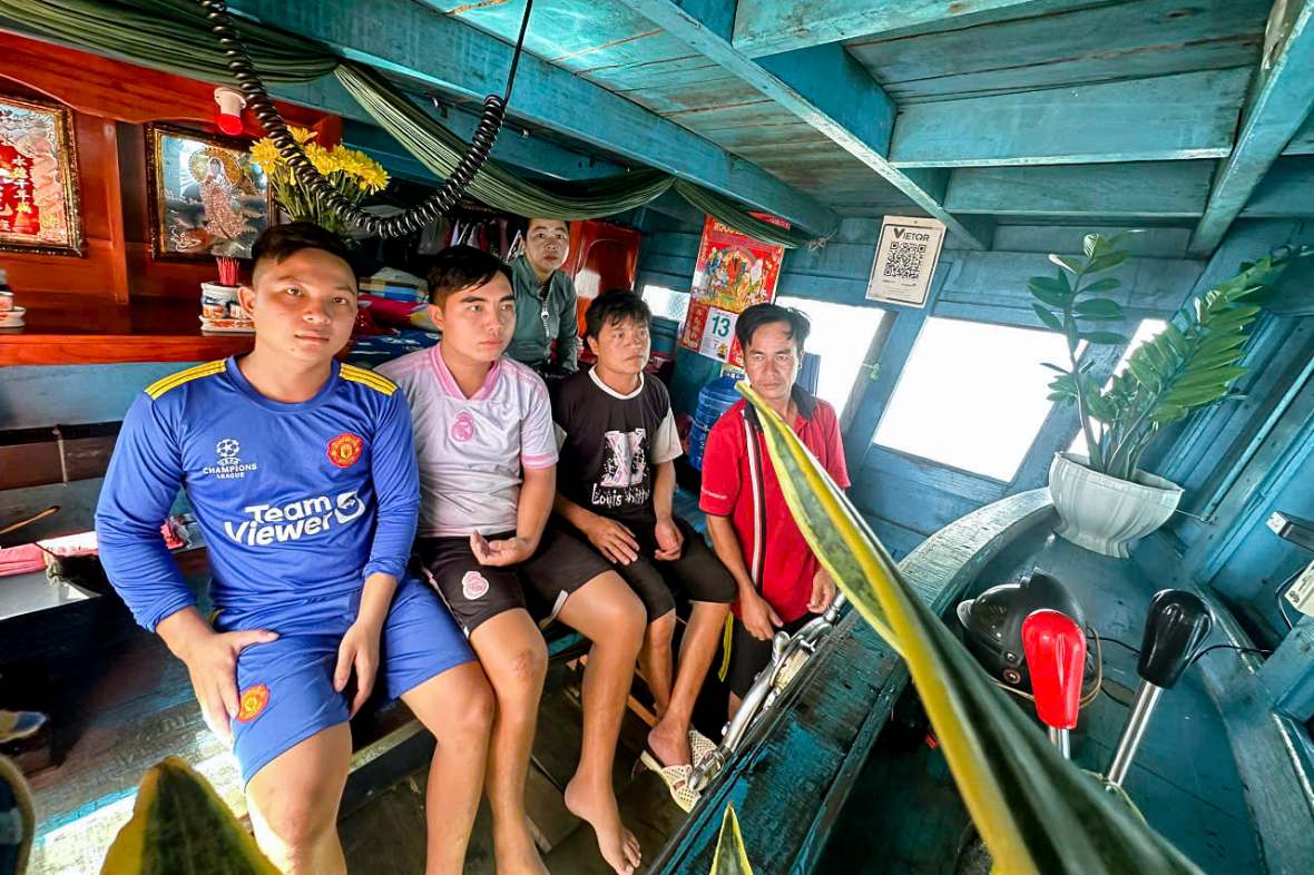 5 thuyền viên trên tàu AG 96220 TS được đưa vào bờ an toàn. Ảnh: Quân khu 9 cung cấp