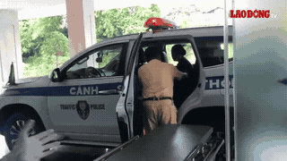 Injured people were taken to the hospital by traffic police for timely emergency treatment. Photo: Quynh Trang