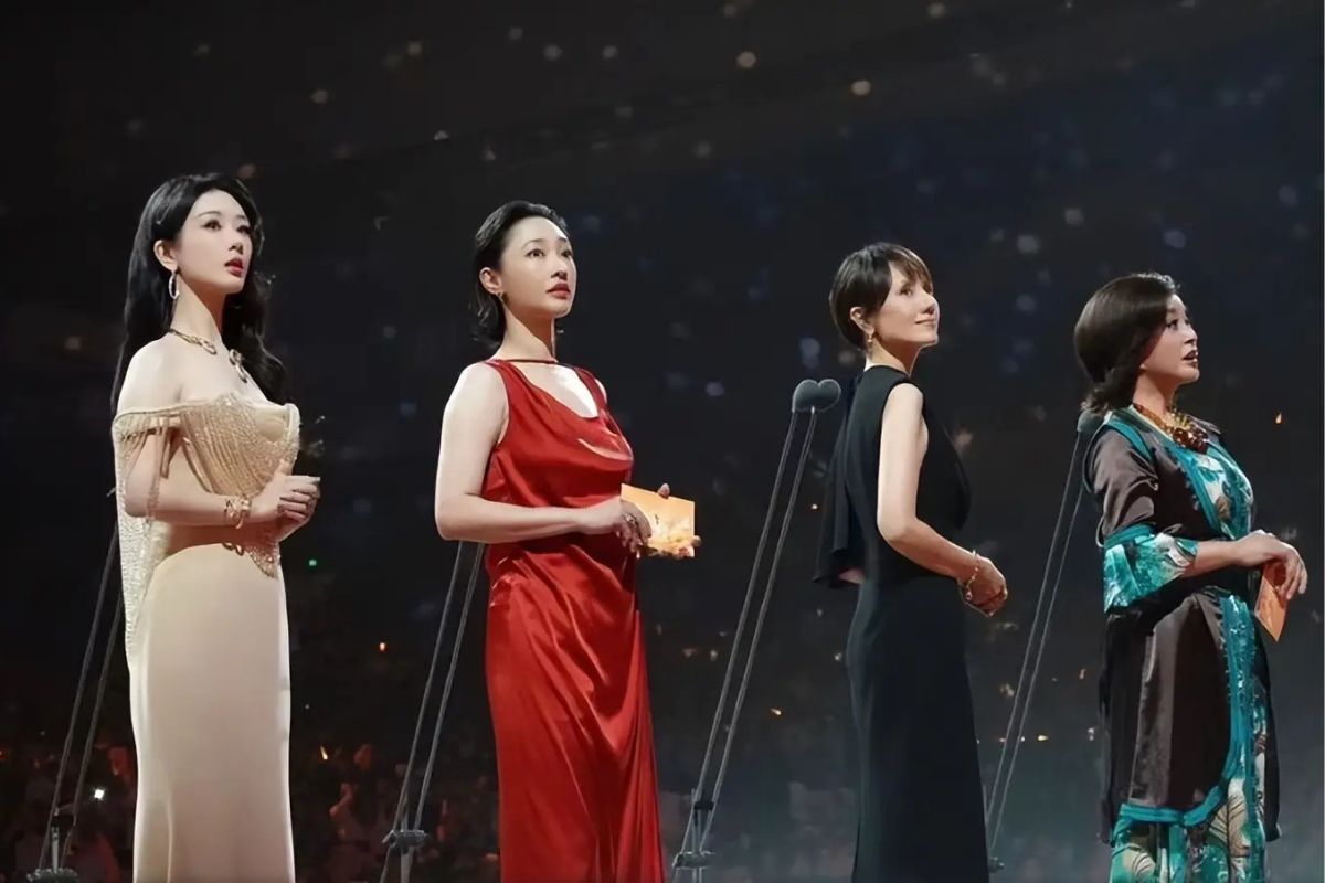 Duong Tu, Bach Bach Ha, Vien Tuyen, Luu Hieu Khanh together present the Best Actress award of Bach Hoa 2026. Photo: Xinhua