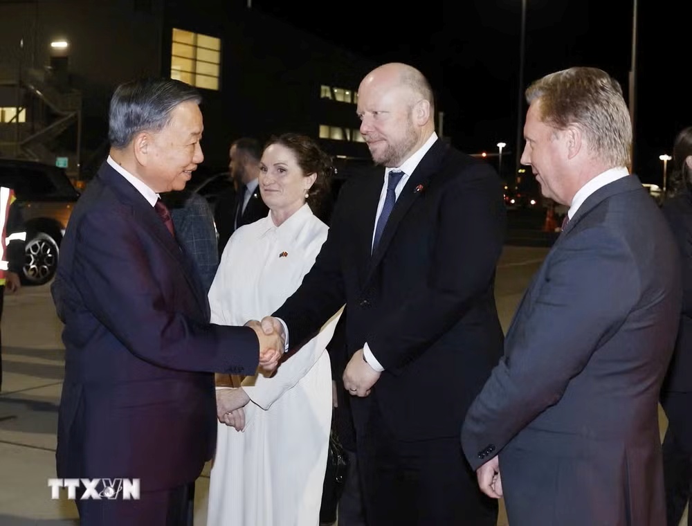 New Zealand officials see off General Secretary and President To Lam at Auckland International Airport. Photo: Thong Nhat/VNA