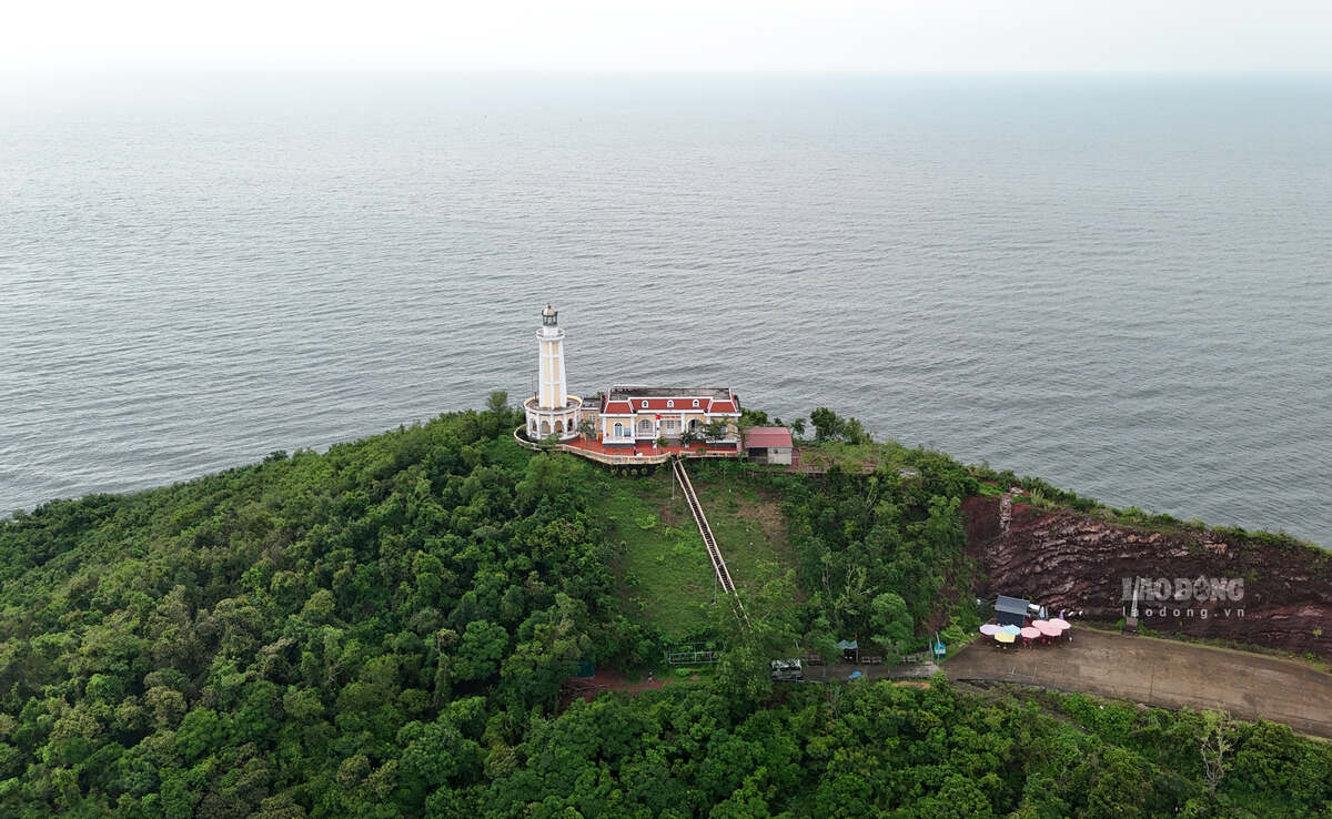 Ông Doãn Văn Dương - Trạm phó phụ trách Trạm đèn biển Vĩnh Thực cho biết, đèn biển được đưa vào sử dụng năm 1962, phục vụ các con tàu ngoài khơi cách khoảng 40km hoặc 21 hải lý xác định được vị trí, phương hướng của mình và cập cảng Vạn Gia.