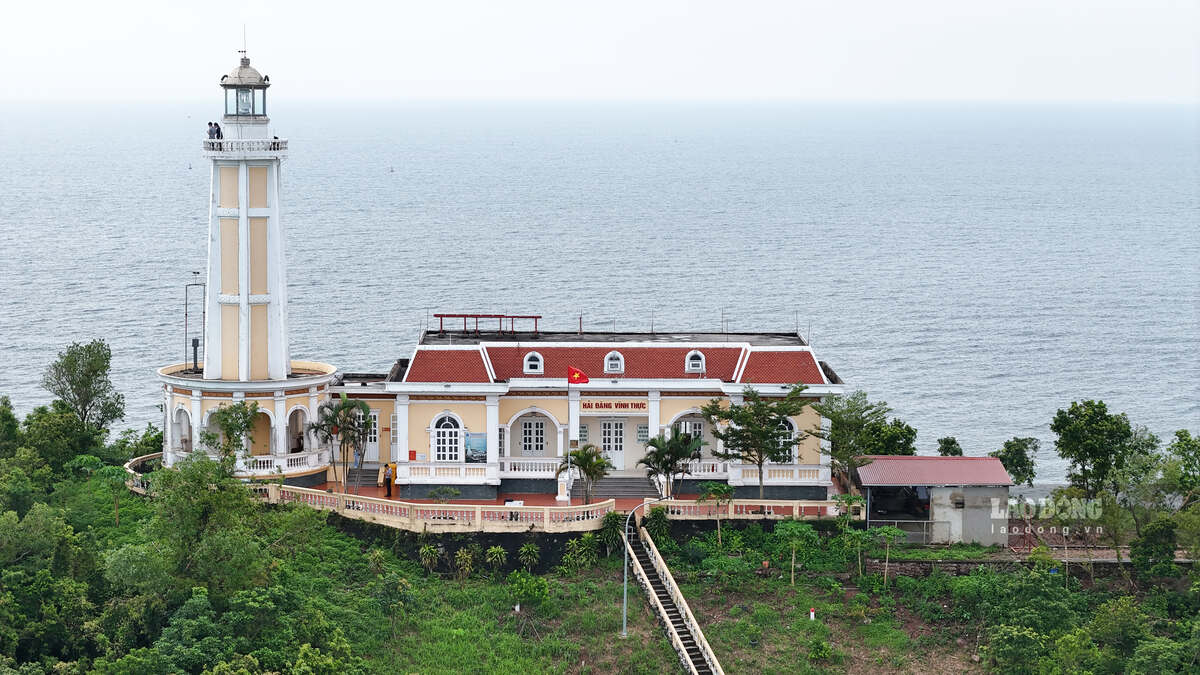 Vinh Thuc lighthouse in Quang Ninh is likened to the "divine eye" of the Northeast sea and islands. Photo: Nguyen Hue