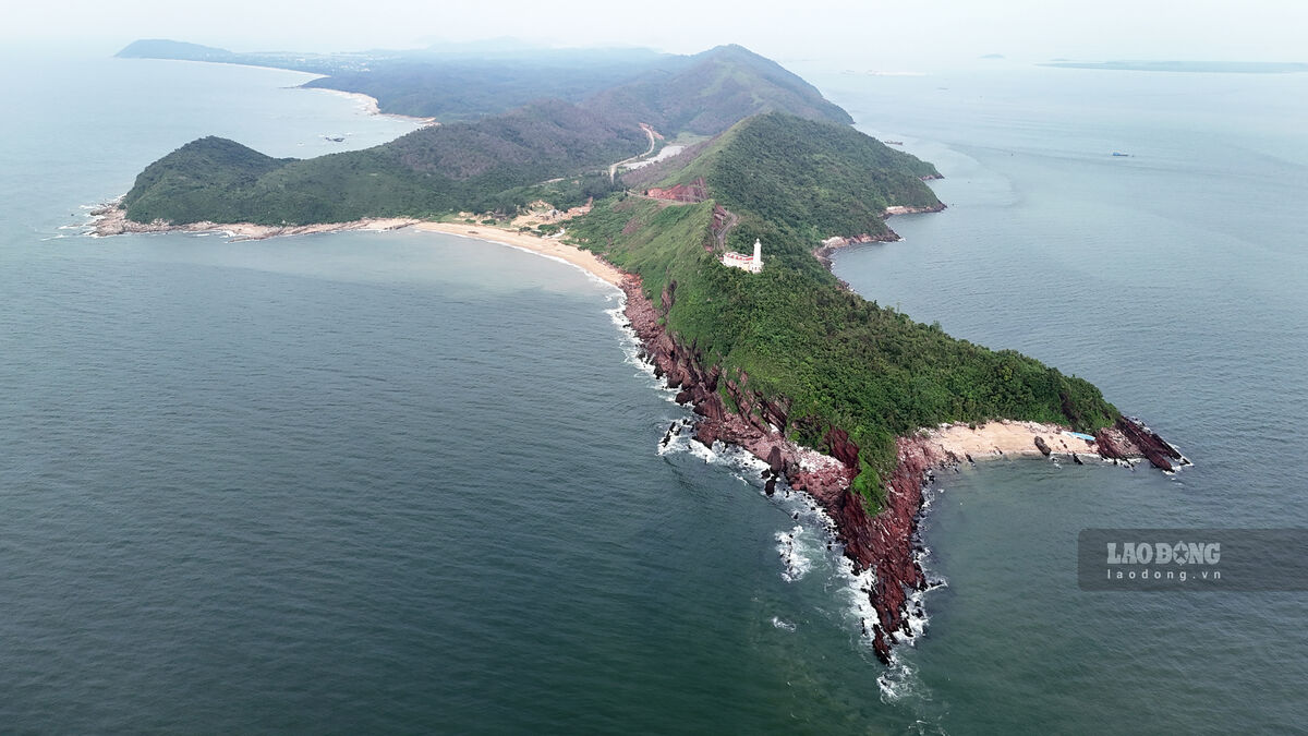 Từ Mũi Ngọc, du khách chỉ mất khoảng 10 phút di chuyển bằng cano hoặc tàu cao tốc để ra xã đảo Vĩnh Thực (Quảng Ninh), nơi có ngọn đèn biển ở vị trí đầu tiên trong số hơn 90 ngọn hải đăng trải dài theo ven biển của Việt Nam.