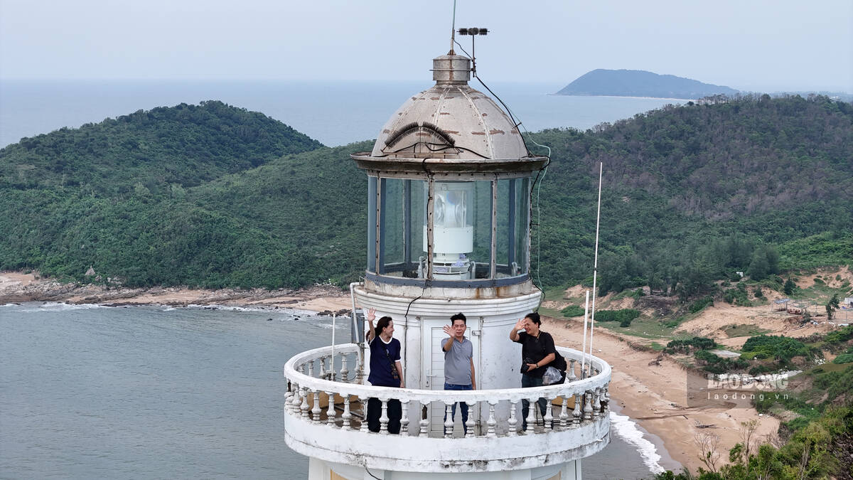 Mỗi du khách đến với xã đảo Vĩnh Thực để khám phá vẻ đẹp hoang sơ nơi đây đều không quên ghé thăm “mắt thần” nơi địa đầu Tổ quốc.