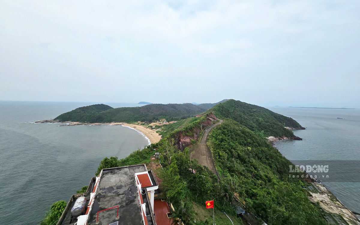 Cùng thời gian đó, tuyến đường bê tông từ trung tâm đảo lên ngọn hải đăng được đầu tư để phục vụ xe đưa khách tham quan.