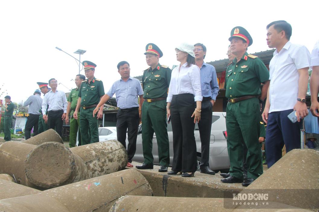 Đoàn công tác Văn phòng Ban Chỉ đạo Phòng thủ dân sự quốc gia kiểm tra tại bờ biển Gành Hào, Cà Mau. Ảnh: Nhật Hồ.