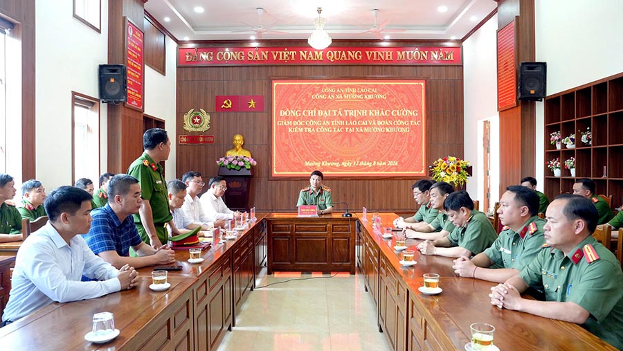 Đại tá Trịnh Khắc Cường, Giám đốc Công an tỉnh Lào Cai kiểm tra thực tế và làm việc tại công an xã Mường Khương. Ảnh: Cổng TTĐT tỉnh Lào Cai