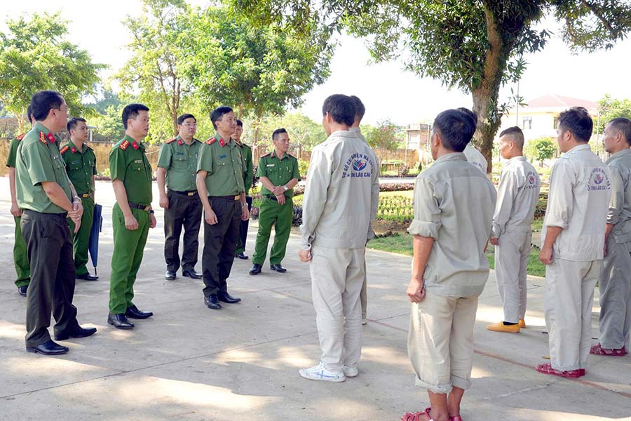 Đồng chí Giám đốc Công an tỉnh Lào Cai hỏi thăm, động viên học viên đang điều trị tại cơ sở cai nghiện ma túy số 1. Ảnh: Cổng TTĐT tỉnh Lào Cai