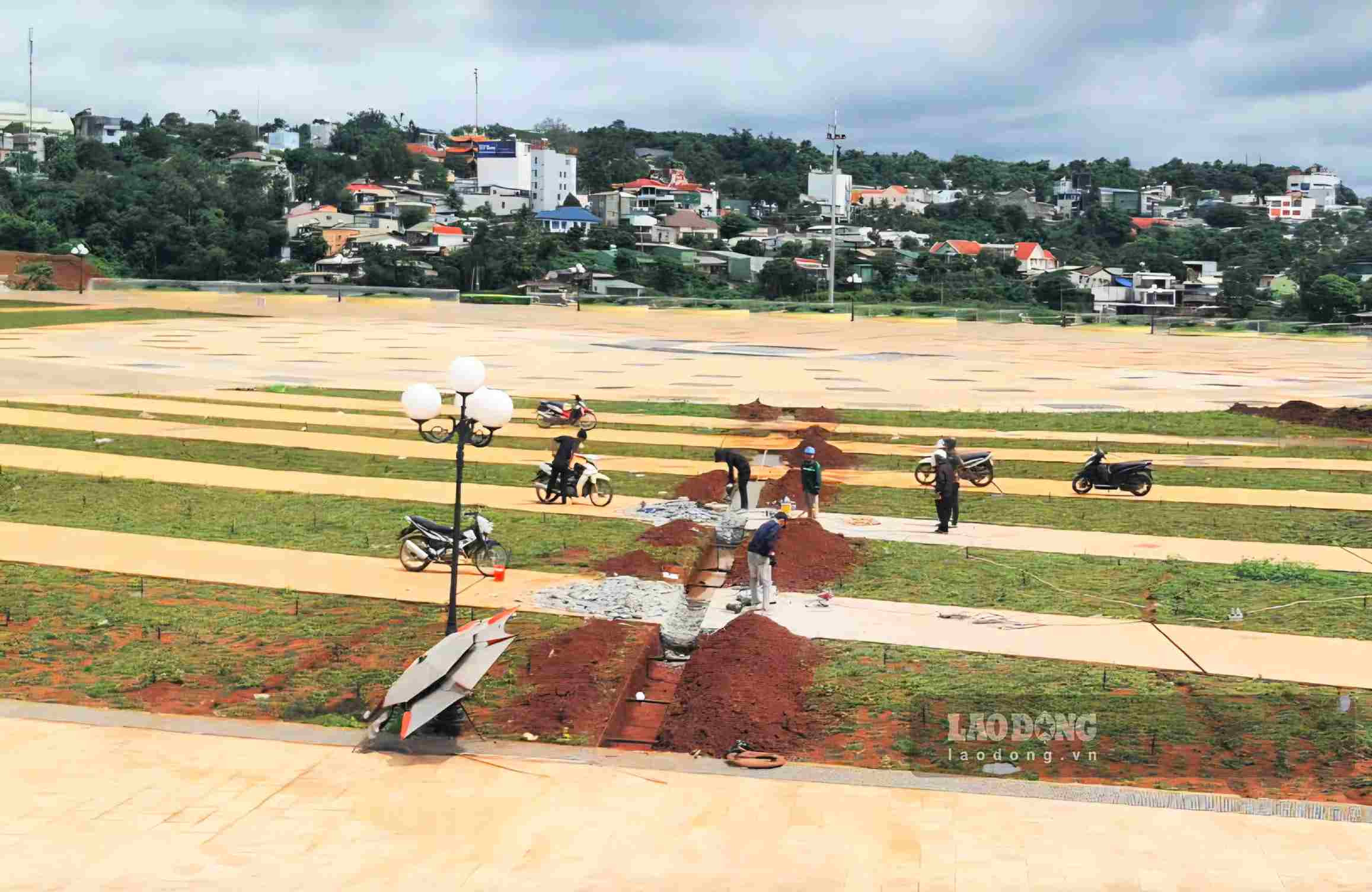 Gia Nghia Central Square is deeply subsided and cracked for half a month since its inauguration. Photo: Phuc Khanh