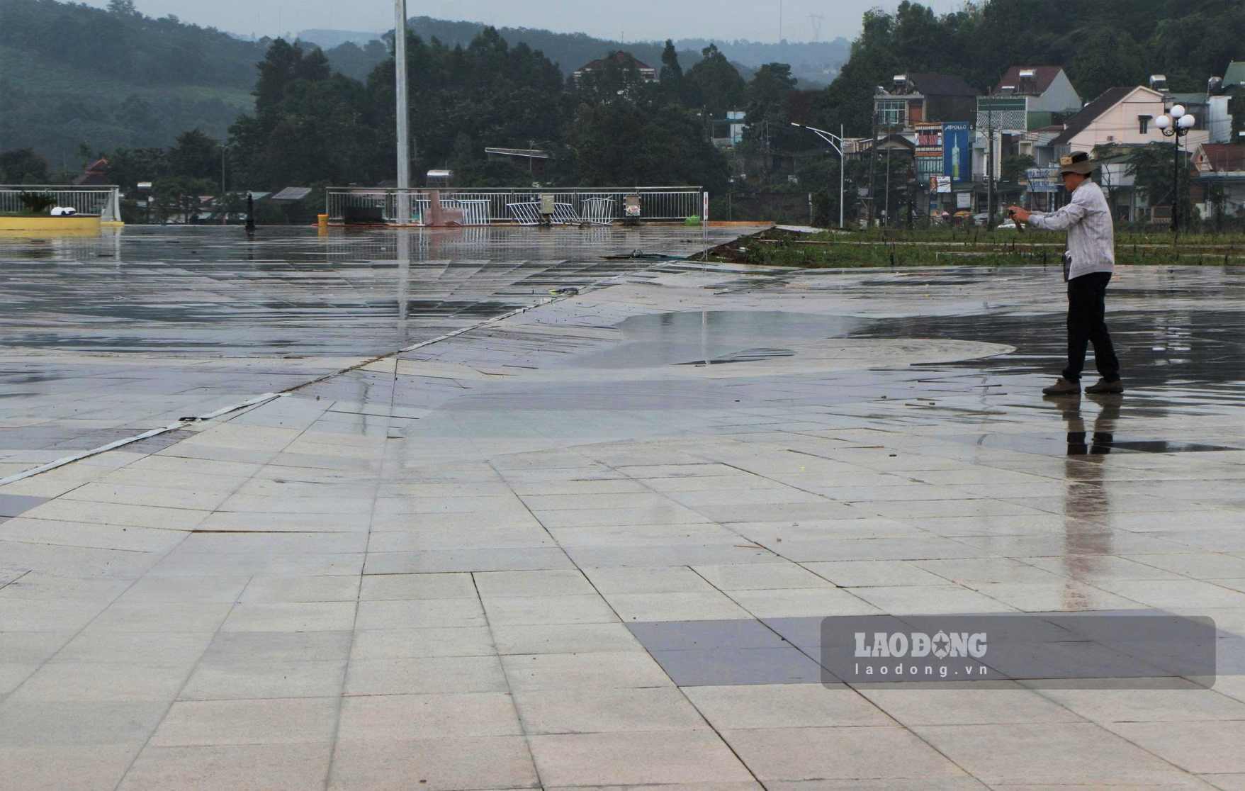 Khu vực sụt lún tại Quảng trường Trung tâm Gia Nghĩa. Ảnh: Phúc Khánh