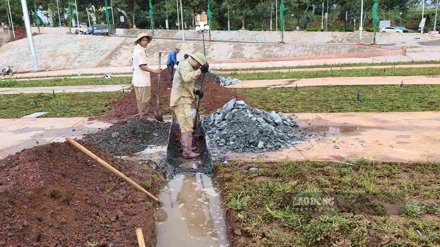 Đơn vị thi công khơi thông rãnh nước chống lún tại Quảng trường Gia Nghĩa. Ảnh: Phúc Khánh