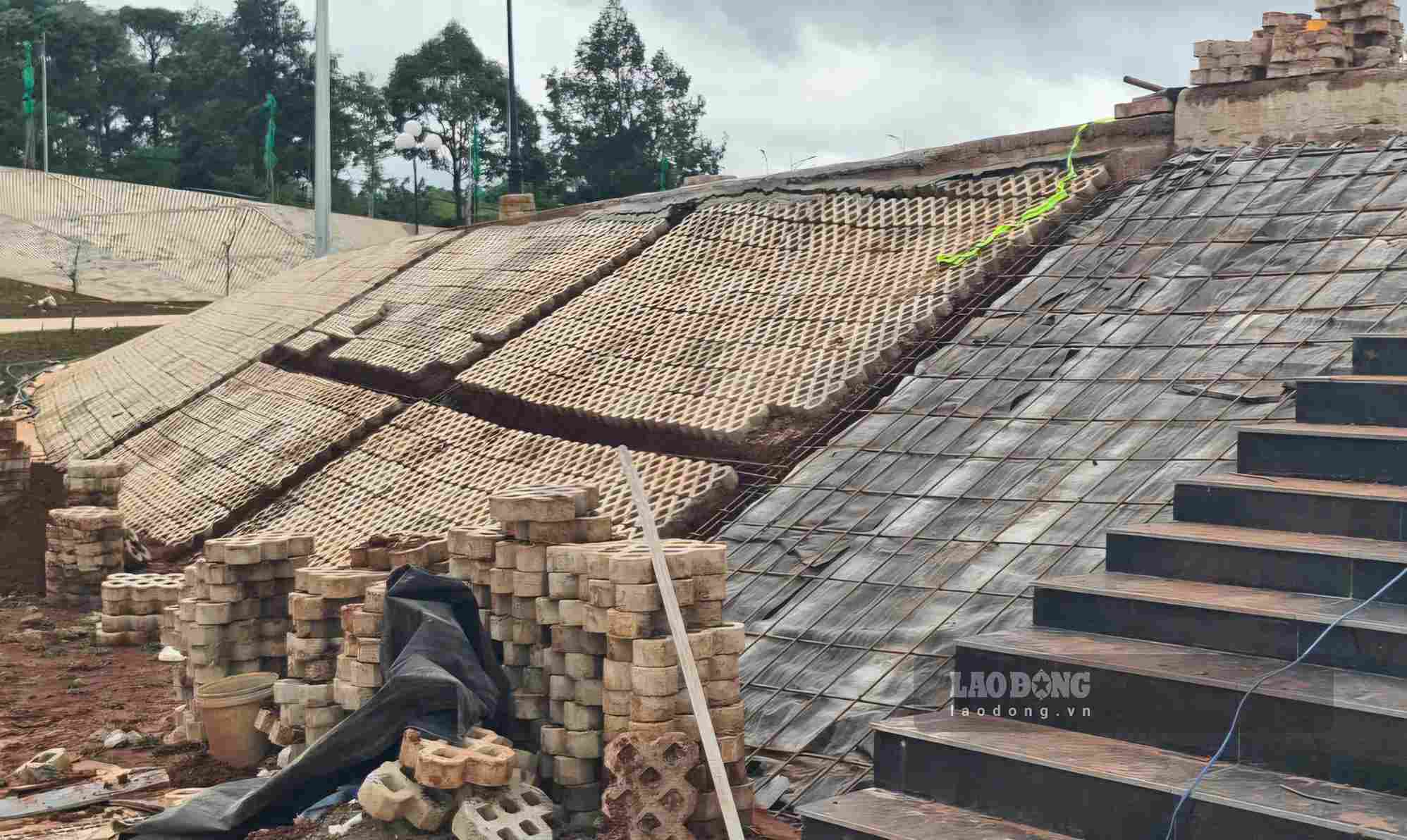 Taluy dương tại Quảng trường 400 tỉ đồng bị sạt trượt. Ảnh: Phúc Khánh