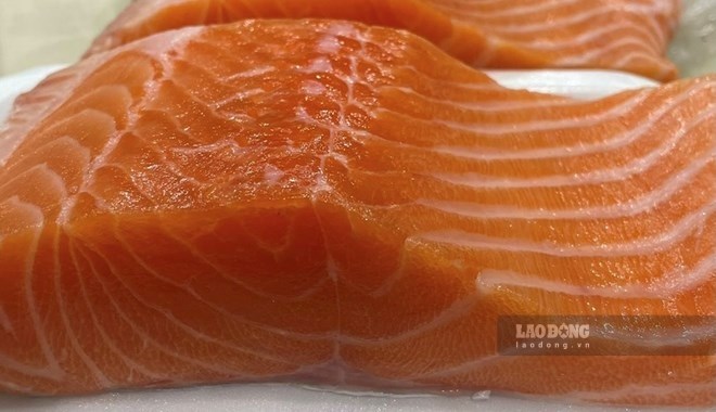 Eating salmon at the right time will effectively support the weight loss process. Photo: Kieu Vu