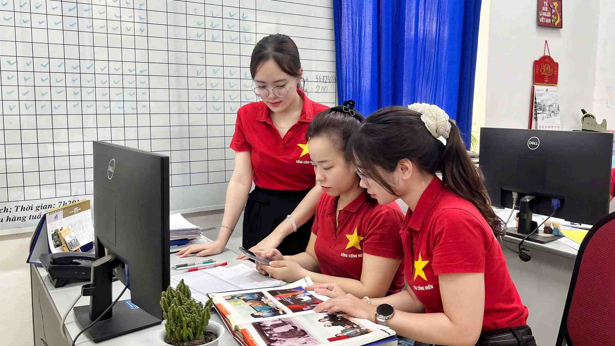 Trade union members of May 10 Corporation learn about information and documents in the contest about business history. According to trade union officials, propaganda and communication play an important role in spreading knowledge, cultural values and raising awareness of workers. Photo: May 10 Corporation Trade Union