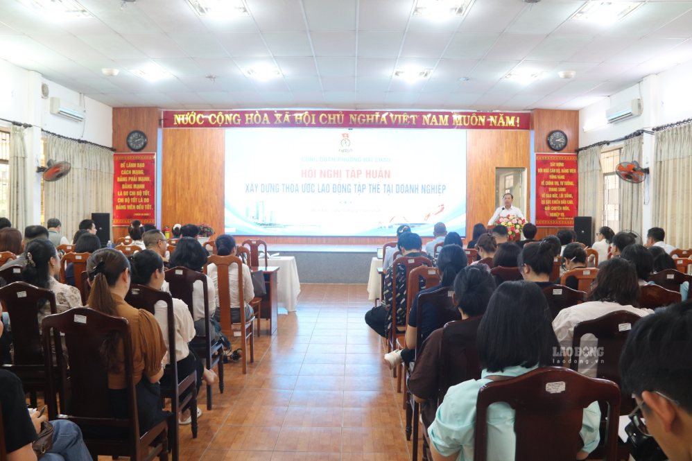 Quang cảnh Hội nghị tập huấn kỹ năng thương lượng và xây dựng Thỏa ước lao động tập thể do Công đoàn phường Hải Châu tổ chức chiều 13.8. Ảnh: Nguyễn Linh