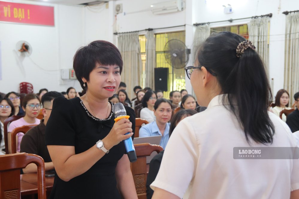 A large number of grassroots trade union officials in Hai Chau ward attended a specialized training session on building collective labor agreements. Photo: Nguyen Linh