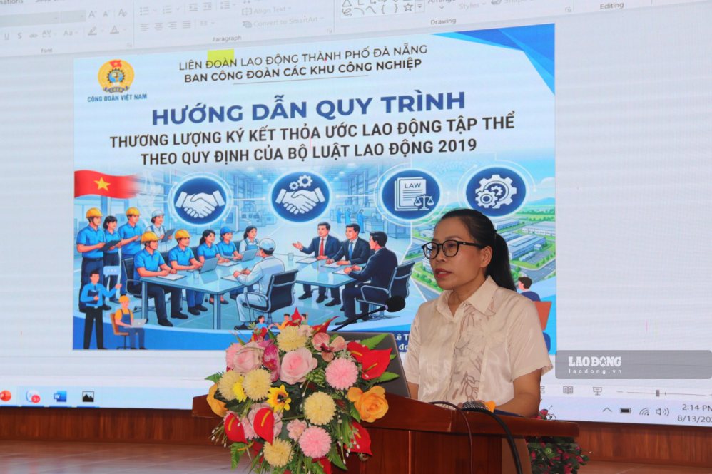 Bà Lê Thị Ngọc Oanh trực tiếp hướng dẫn quy trình các bước thương lượng và xây dựng Thỏa ước lao động tập thể cho cán bộ công đoàn cơ sở. Ảnh: Nguyễn Linh