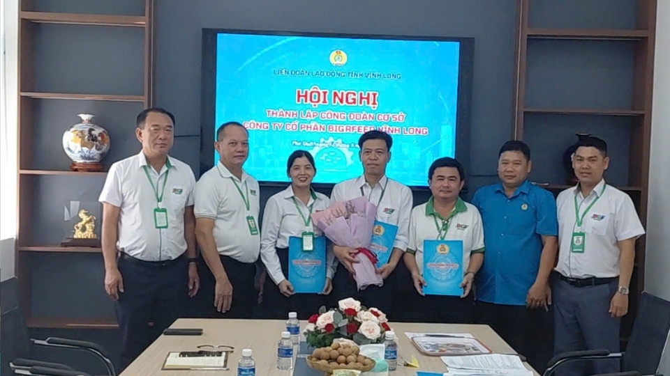 Handing over the decision to establish the grassroots Trade Union and appointing the Executive Committee of the grassroots Trade Union of BIGRFEED Vinh Long Joint Stock Company. Photo: Vinh Long Provincial Labor Federation