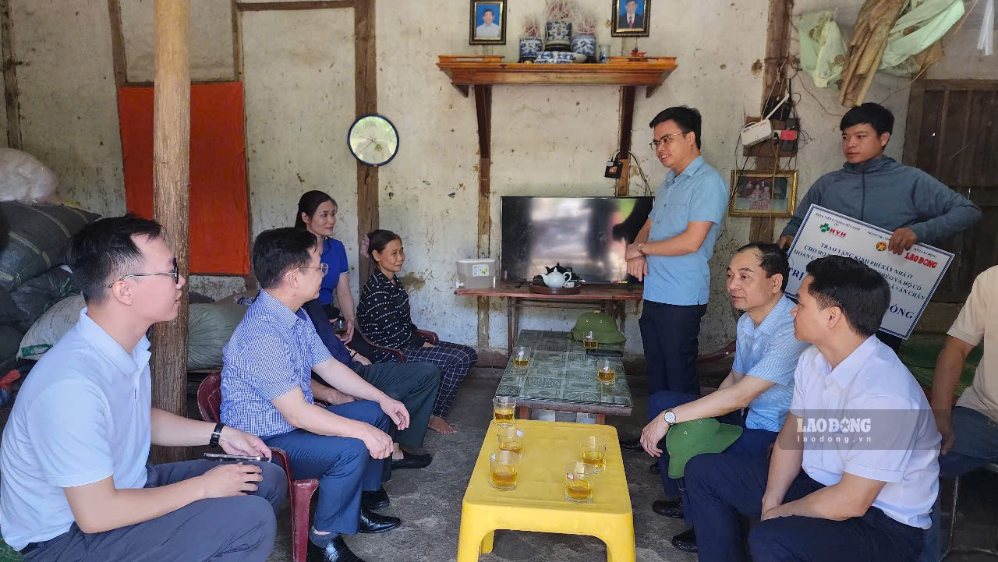 Đại diện UBND xã Văn Chấn phát biểu tại buổi trao quà. Ảnh: Trọng Lộc