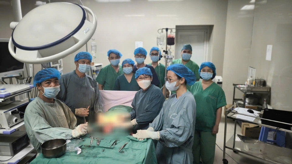 Vinh Long General Hospital team coordinates emergency care and surgery to save a pregnant woman with uterine rupture. Photo: Vinh Long General Hospital