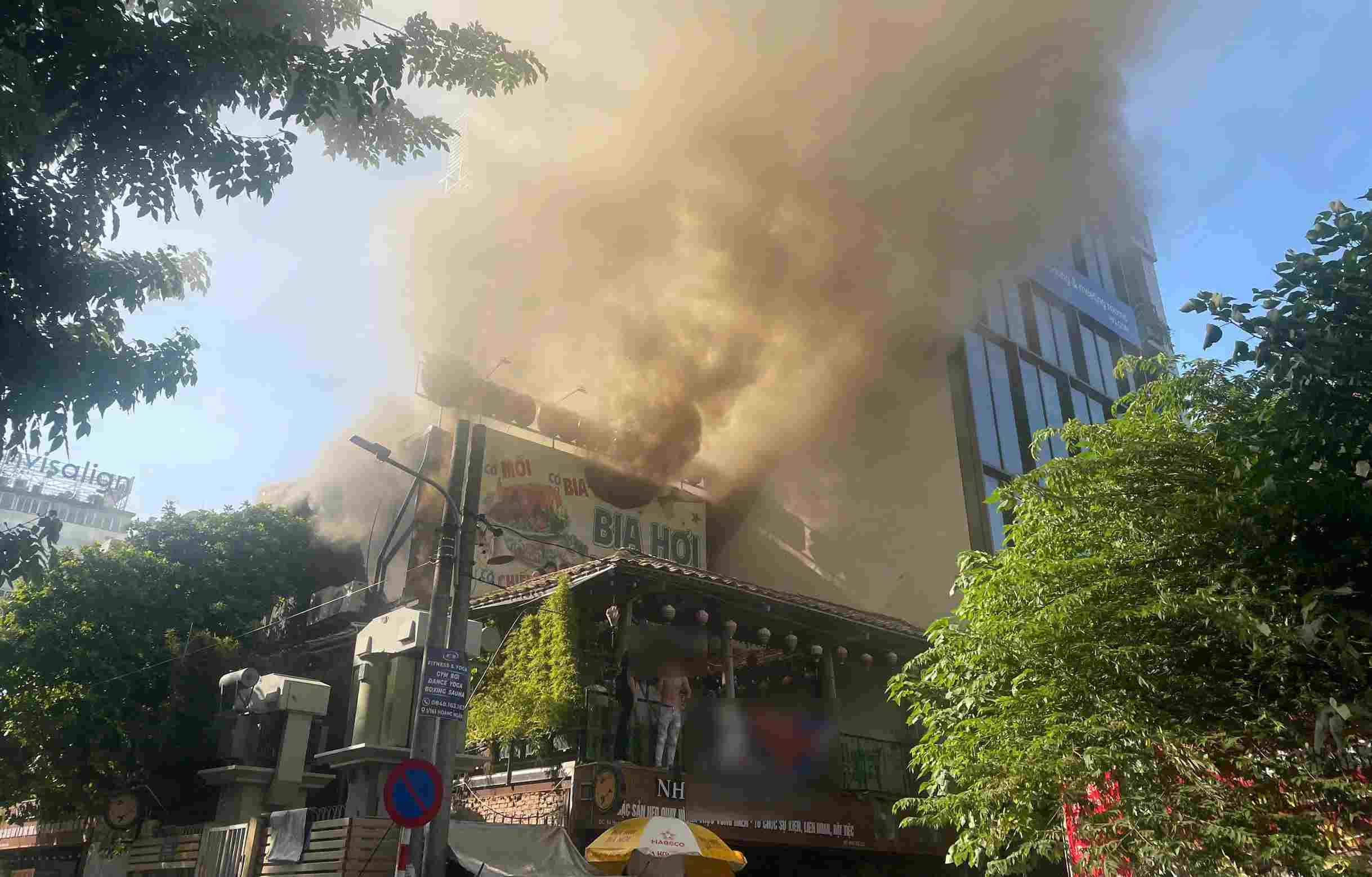 Black smoke billowing in the fire. Photo: Anh Phung