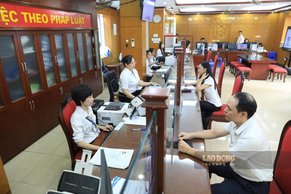 The Government's resolution states the requirement to continue to improve the quality of the contingent of cadres, civil servants, and public employees, especially at the commune level. In the photo, civil servants are handling administrative procedures at the Hanoi City Public Administration Service Center. Photo: Pham Dong