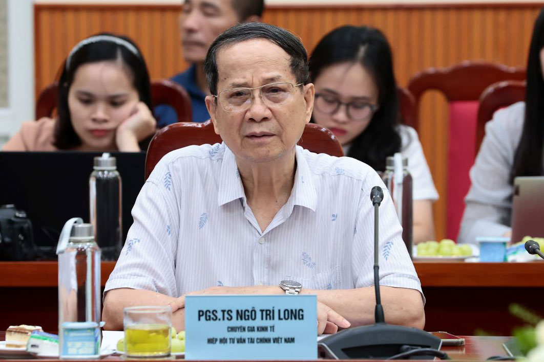 PGS.TS Ngô Trí Long - Chuyên gia Kinh tế, Hiệp hội Tư vấn Tài chính Việt Nam trao đổi tại hội thảo “Chuyển dịch năng lượng - Động lực cho mục tiêu tăng trưởng hai con số” do Báo Lao Động phối hợp với Bộ Công Thương tổ chức. Ảnh: VIỆT ANH