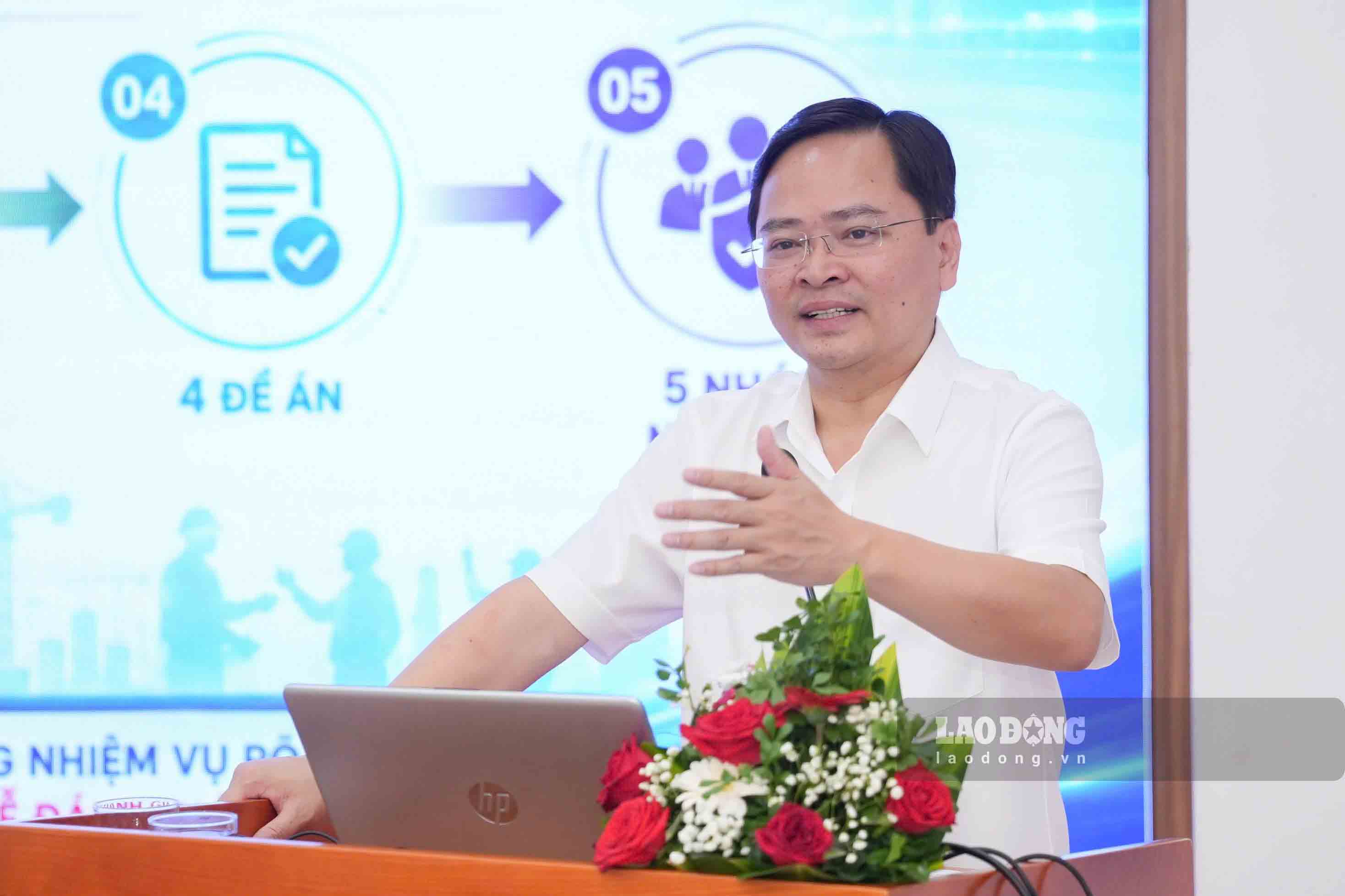 Member of the Party Central Committee, President of the Vietnam General Confederation of Labour Nguyen Anh Tuan exchanges at the training class for key trade union officials. Photo: Huu Chanh