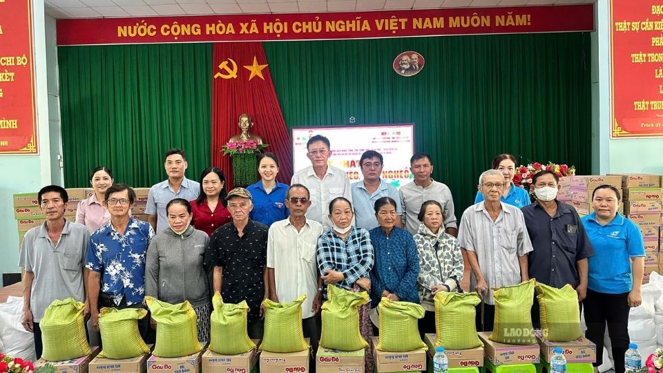 Practical gifts are given to people from contributions from philanthropists in the ward. Photo: Hoang Loc
