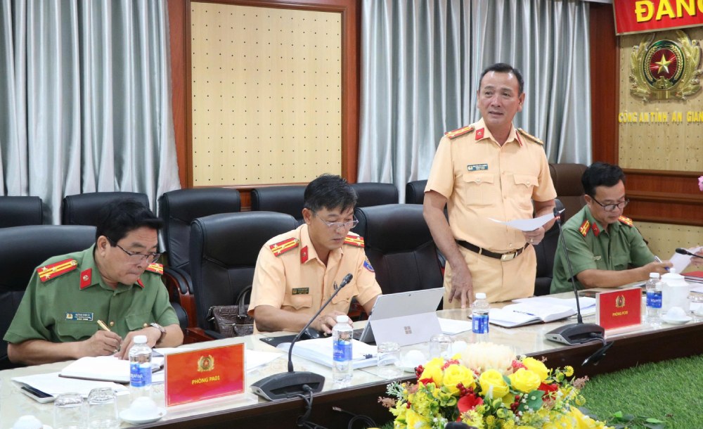 Los delegados debatieron e intercambiaron puntos de vista sobre los problemas prácticos que surgen en el proceso de gestión de las actividades de transporte fluvial y turístico. Foto: Tien Dung/Policía de An Giang