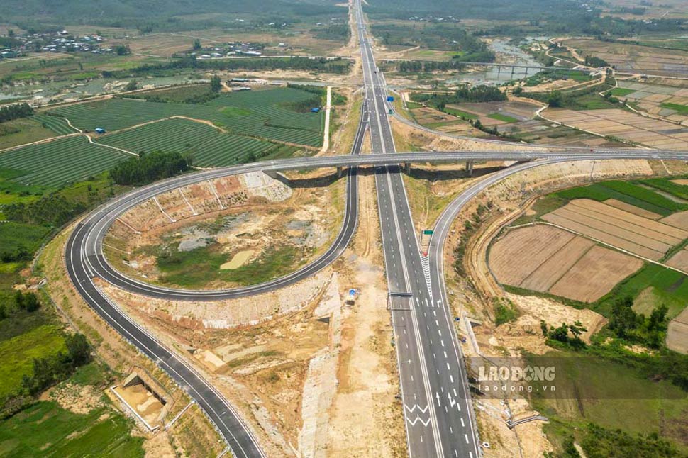 The North-South Expressway through Gia Lai province is about 118km long, opening up an important connecting axis for economic development, attracting investment and tourism. Photo: Hoai Phuong