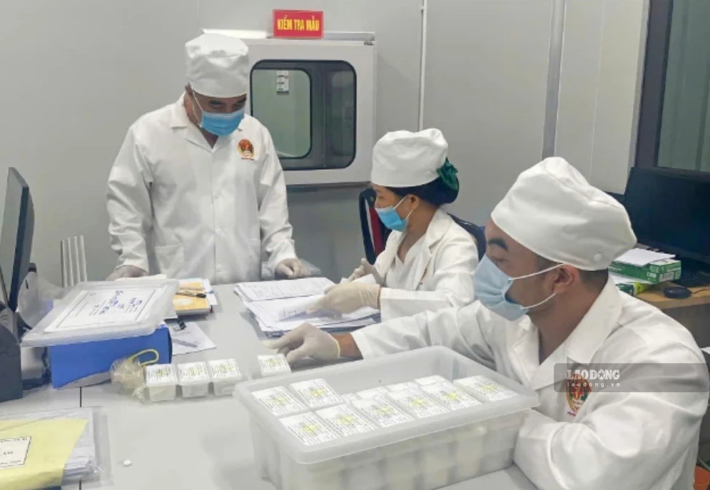 Cán bộ Viện pháp y Quân đội tiếp nhận các mẫu sinh phẩm được Bộ Chỉ huy Quân sự tỉnh bàn giao để giám định ADN. Ảnh: Trọng Quốc