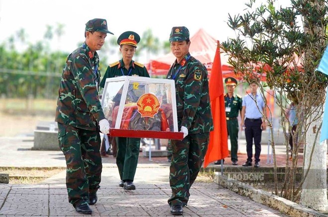 Professional forces move martyrs' remains at Nghia Trung Martyrs' Cemetery, Tu Nghia commune (Quang Ngai) to the biopsy area for DNA testing. Photo: Dong Giang