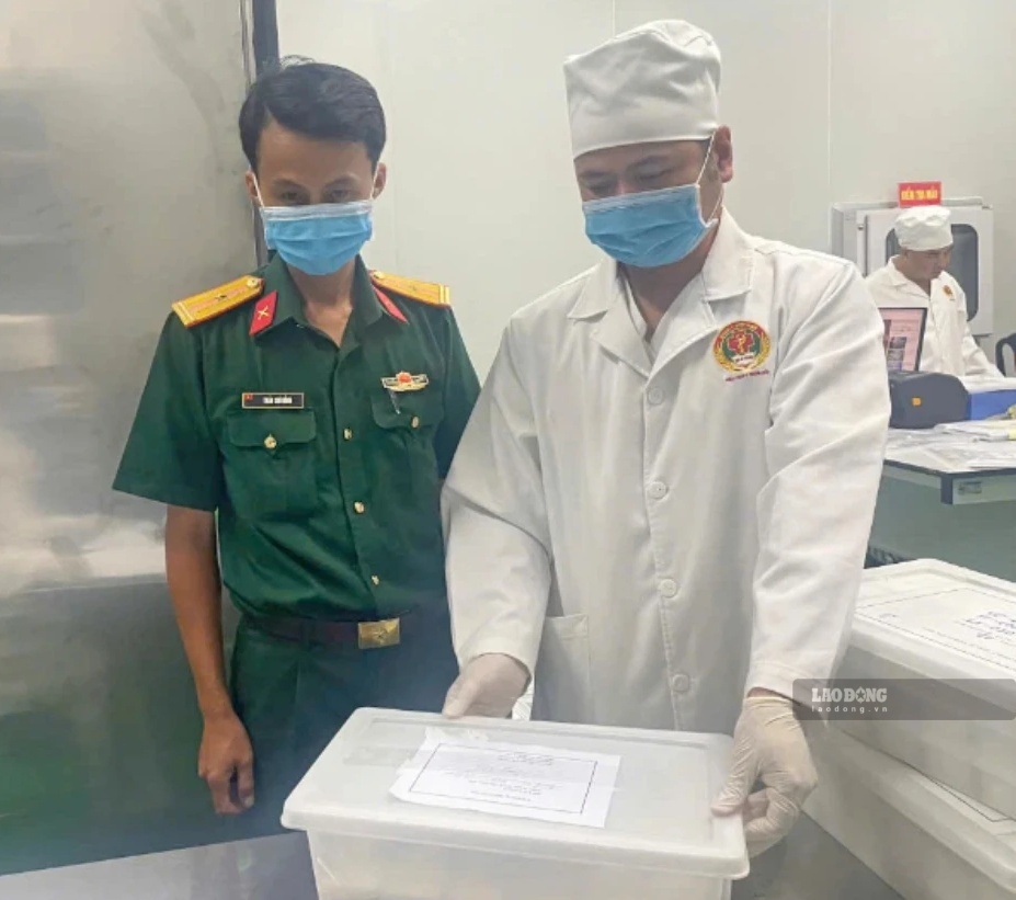 Bộ Chỉ huy Quân sự tỉnh Quảng Ngãi kiểm tra các mẫu sinh phẩm được đóng gói, niêm phong trước khi bàn giao cho Viện Pháp y Quân đội. Ảnh: Trọng Quốc
