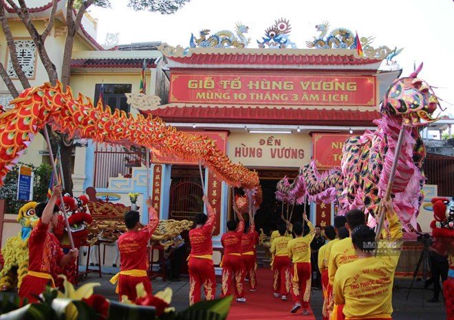 The incense offering ceremony, fire asking and torch procession of the Khanh Hoa Provincial Sports Festival for the first time was held from Hung Vuong Temple, Nha Trang ward. Photo: Phuong Linh