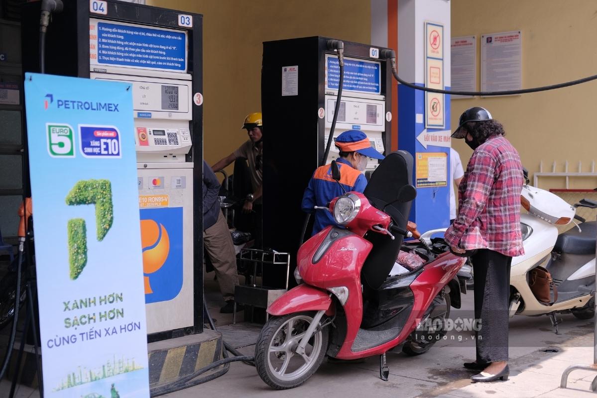 E10 gasoline sample testing results are consistent with national technical regulations. Photo: Bao Anh