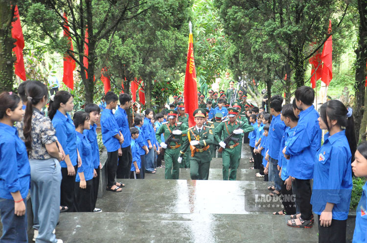 Công tác quy tập hài cốt liệt sĩ được thực hiện tỉ mỉ, thận trọng. Ảnh: Đinh Đại