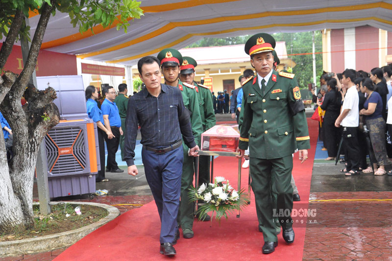 Functional forces of Lao Cai province bring martyrs' remains to their final resting place. Photo: Dinh Dai